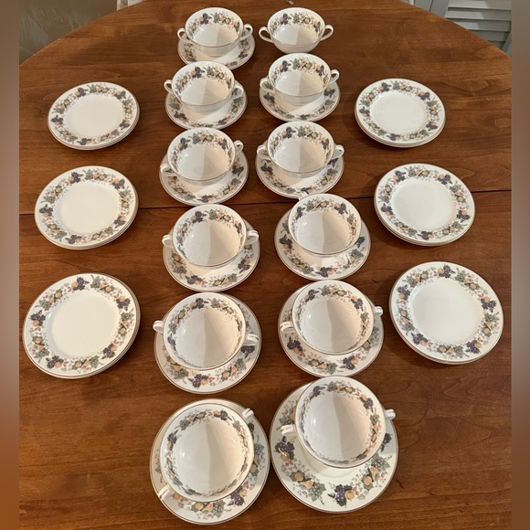 35 Pieces Of Royal Doulton China Ravenna Salad Plates And Soup